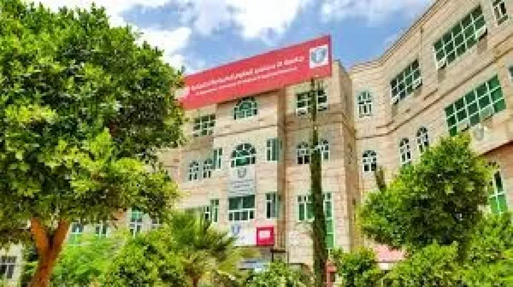 طلاب جامعة حوثية يطالبون بعزل رئيس الجامعة بعد اتهامه بتزوير وثائق تدريب مهني